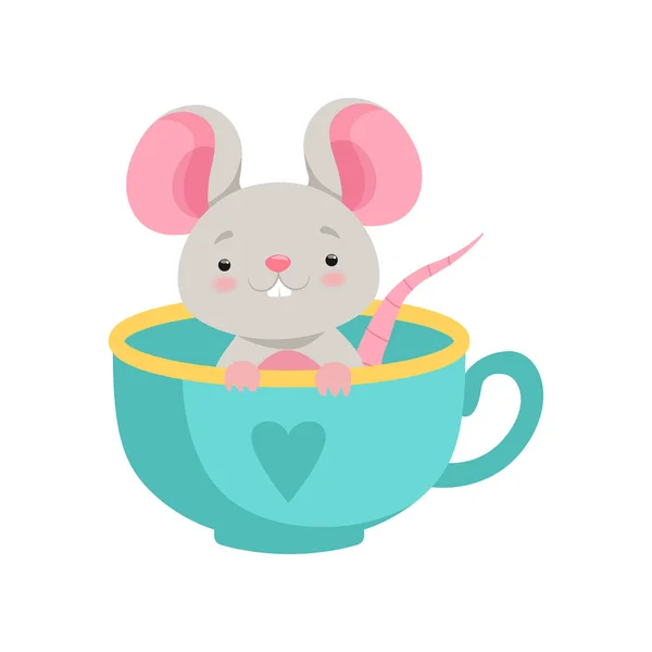 Roztomilá myš sedí v keramický pohár, funny zvířat kreslený charakter vektorové ilustrace na bílém pozadí — Stockový vektor
