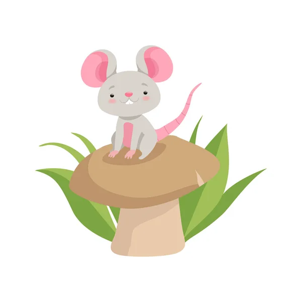 Lindo ratón sentado en el hongo, divertido animal de dibujos animados personaje vector Ilustración sobre un fondo blanco — Archivo Imágenes Vectoriales