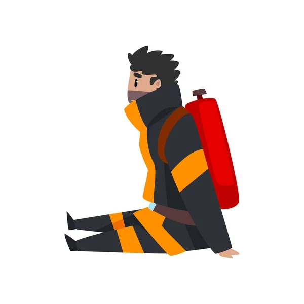 Bombero cansado sentado en el suelo, personaje bombero en uniforme en el vector de trabajo Ilustración sobre un fondo blanco — Vector de stock