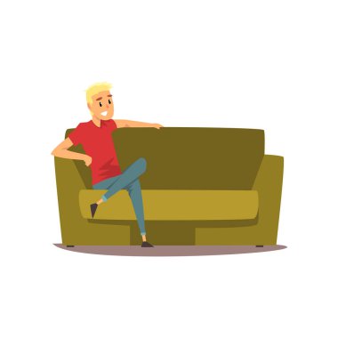 Kanepe vektör çizim üzerinde oturan genç adam gülümseyen