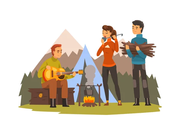 Pessoas acampar, turistas sentados perto de fogo, tocando guitarra e culinária, viagens aventuras ao ar livre, mochila viagem ou expedição vetor Ilustração — Vetor de Stock