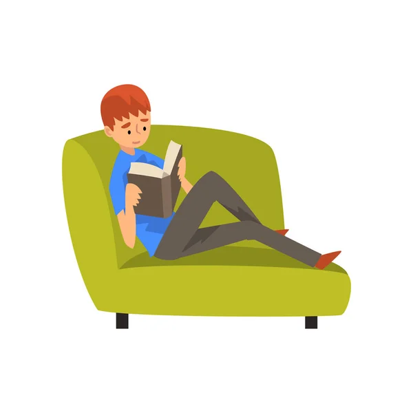 Dospívající chlapec seděl na gauči a čtení knihy, dítě tráví víkend doma a relaxaci, odpočinek doma vektorové ilustrace — Stockový vektor