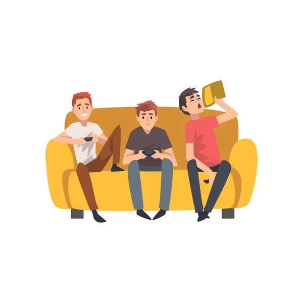 Los hombres sentados en el sofá y jugando juegos de ordenador, los mejores amigos pasan un buen rato juntos, ilustración vectorial de amistad masculina — Vector de stock