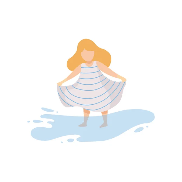Девочка в платье, стоя в воде, веселится на пляже на летних каникулах — стоковый вектор