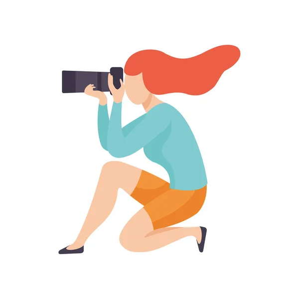 Fille accroupie prenant des photos avec Sir Camera, Illustration vectorielle de personnage de photographe professionnel féminin — Image vectorielle