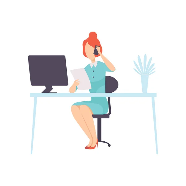 女商人在使用电脑时在电话上交谈, 办公室员工角色日常矢量插图 — 图库矢量图片