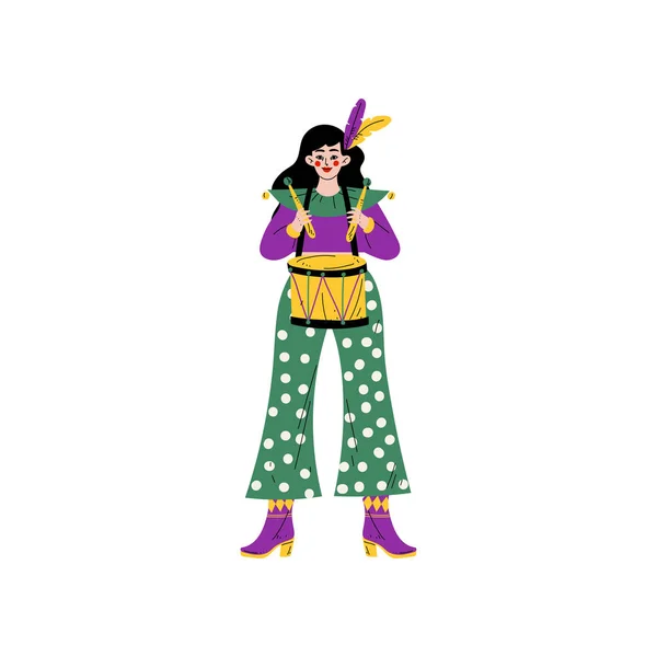 Hermosa mujer con brillante traje tradicional de Mardi Gras tocando el tambor, niña celebrando la fiesta de carnaval Vector Ilustración — Vector de stock