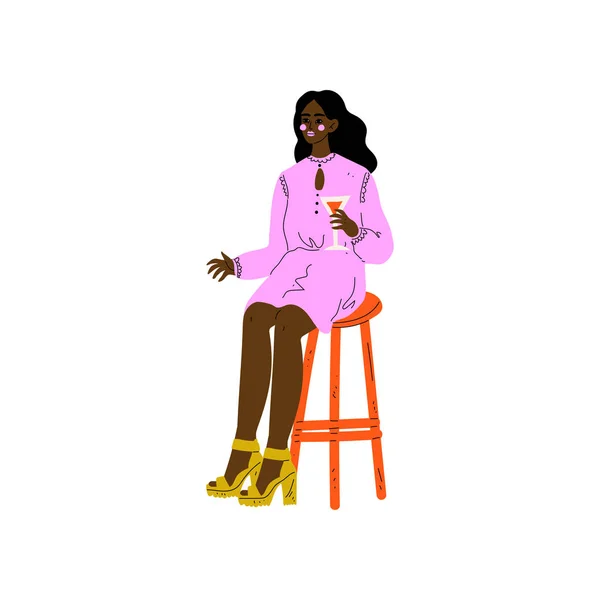 Alkol içki vektör çizim cam ile sandalye oturan genç Afro-Amerikan kadın — Stok Vektör