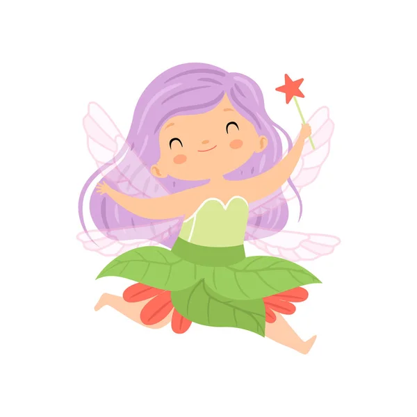 Petite Fée aux ailes douces volant avec cheveux lilas et baguette magique, beau personnage de fille rousse en costume de fée Illustration vectorielle — Image vectorielle