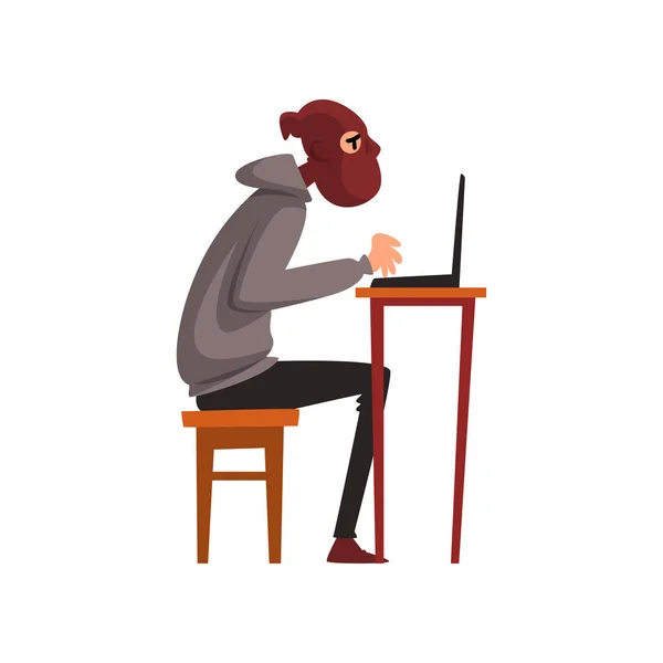 Hacker i förklädnad sitter vid skrivbordet och arbetar på Laptop, Internetbrott, dator säkerhet teknik tecknade vektor Illustration — Stock vektor
