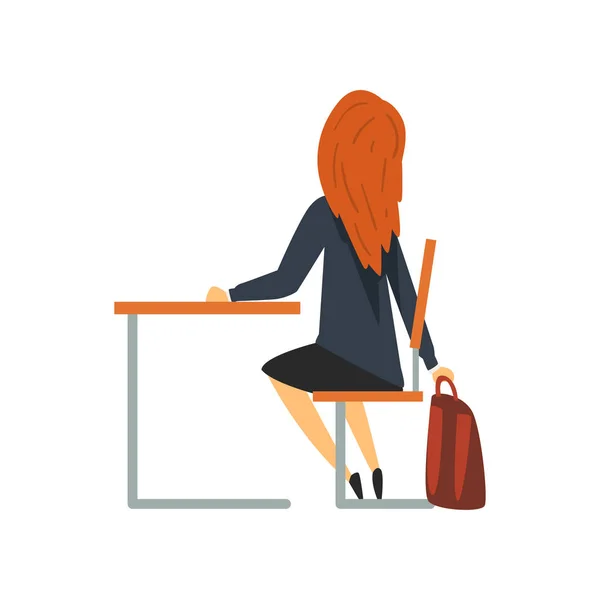 Estudiante sentada en el escritorio, colegiala de uniforme estudiando en la escuela, ilustración de vectores universitarios — Vector de stock