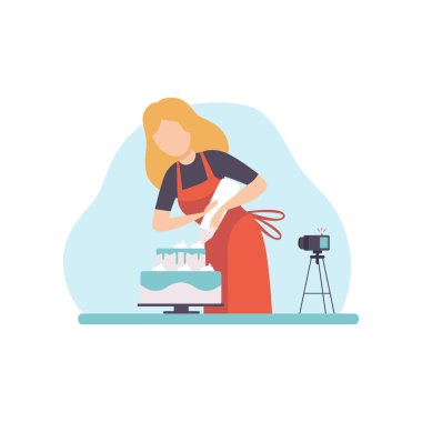 Pişirme ve dekorasyon kek, Video kamera kayıt ve sosyal medya, Online kanal kavramı vektör çizim göndermeden genç kadın blogcu kız