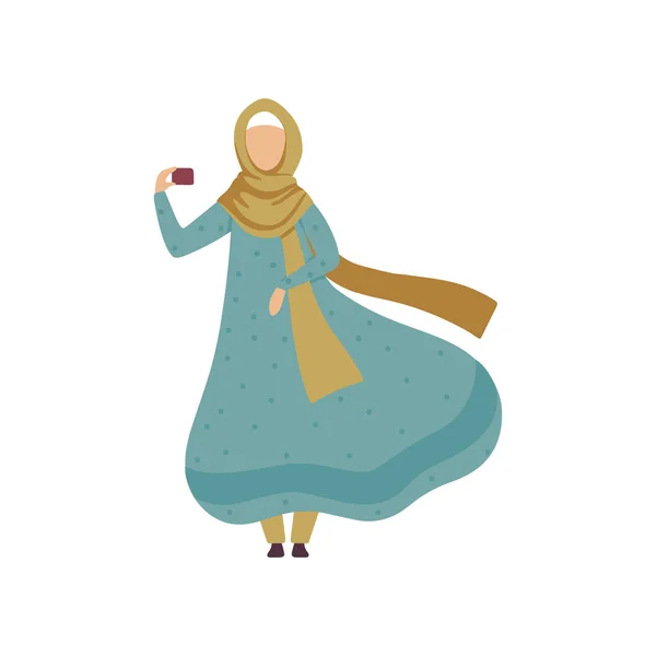 Femme musulmane prenant Selfie avec téléphone portable, Fille arabe moderne en vêtements traditionnels Illustration vectorielle — Image vectorielle