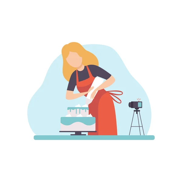 Chica hornear y decorar pastel, Mujer joven Blogger grabación de vídeo en la cámara y publicarlo en las redes sociales, concepto de canal en línea Vector Ilustración — Archivo Imágenes Vectoriales