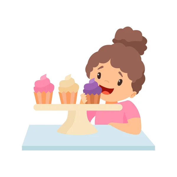 Sevimli mutlu küçük kız cupcakes vektör çizim yeme — Stok Vektör
