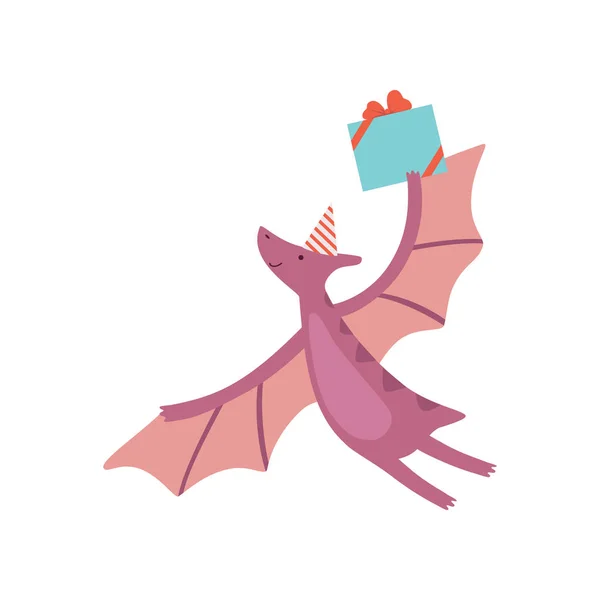 Dinosaurio lindo en sombrero de fiesta, personaje divertido colorido de Pteranodon Dino volando con caja de regalo, ilustración vectorial del elemento de diseño de la fiesta de cumpleaños feliz — Archivo Imágenes Vectoriales