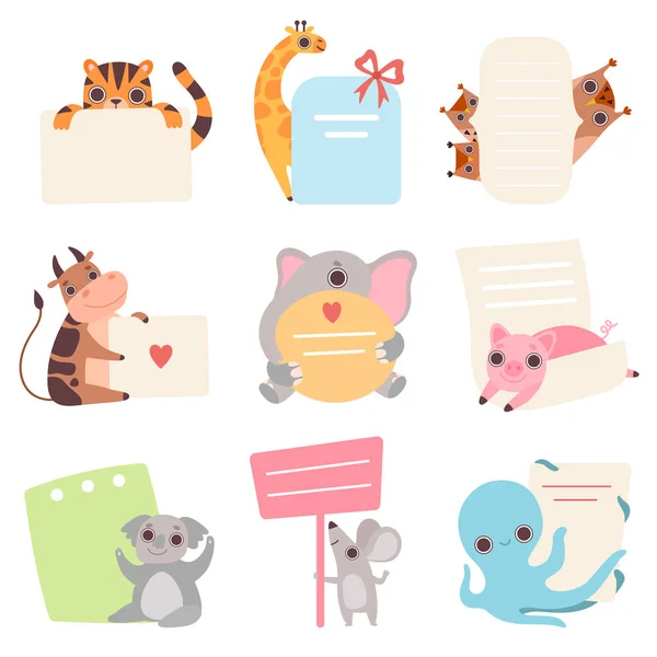 Animales lindos sosteniendo banderas vacías conjunto, divertido tigre de dibujos animados, jirafa, búhos, vaca, elefante, lechón, oso de Koala, ratón, pulpo con pizarras en blanco Vector Ilustración — Vector de stock
