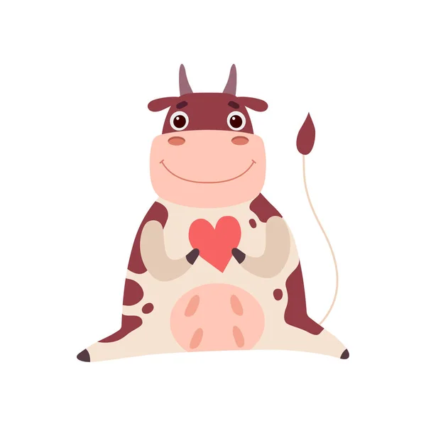 Mignon sourire vache assise et tenant coeur rouge, drôle animal de ferme illustration vectorielle de personnage de bande dessinée — Image vectorielle