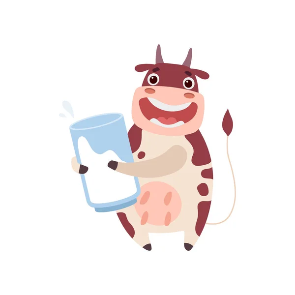 Vache souriante mignonne avec verre de lait, illustration vectorielle drôle de caractère de bande dessinée animale de ferme — Image vectorielle