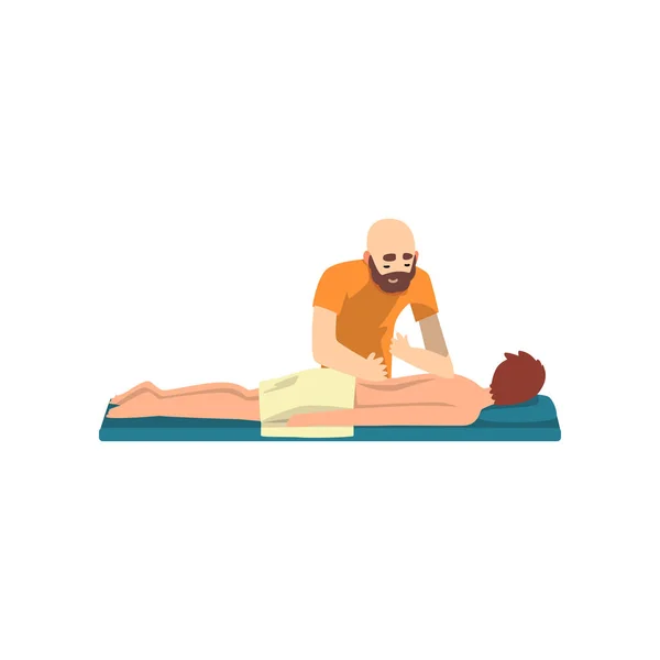 Mladý muž na masáž, mužský terapeut dělá masáž zad, rehabilitační péče a rehabilitační procedury vektorové ilustrace — Stockový vektor