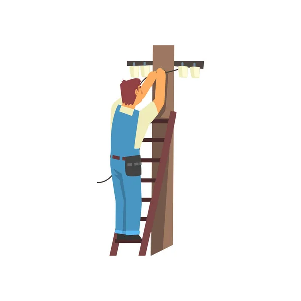 Eletricista profissional em pé na escada de reparação de fio de linha de energia, personagem de homem elétrico em macacão azul ilustração vetorial —  Vetores de Stock