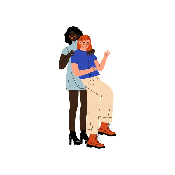 Межрасовая лесбийская пара, две счастливые женщины обнимаются, романтические гомосексуальные отношения векторная иллюстрация — стоковый вектор