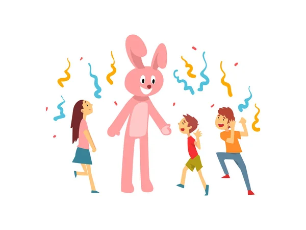 Śliczne chłopców i dziewczynek obchodzi dzieci party, Happy dzieci zabawy z Animator w kostium królika na urodziny lub Carnival party wektor ilustracji — Wektor stockowy