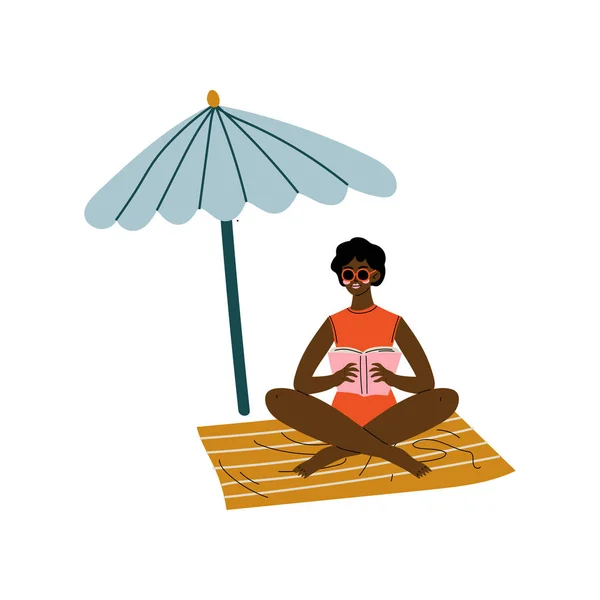 African American Girl Sentado sob guarda-sol Parasol, bela mulher relaxante na praia em férias de verão Vector Ilustração — Vetor de Stock