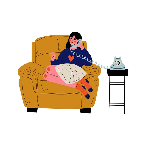 Молодая женщина, сидящая в кресле и разговаривающая по ретро-телефону, девушка, проводящая выходные дома и расслабляющая векторная иллюстрация — стоковый вектор