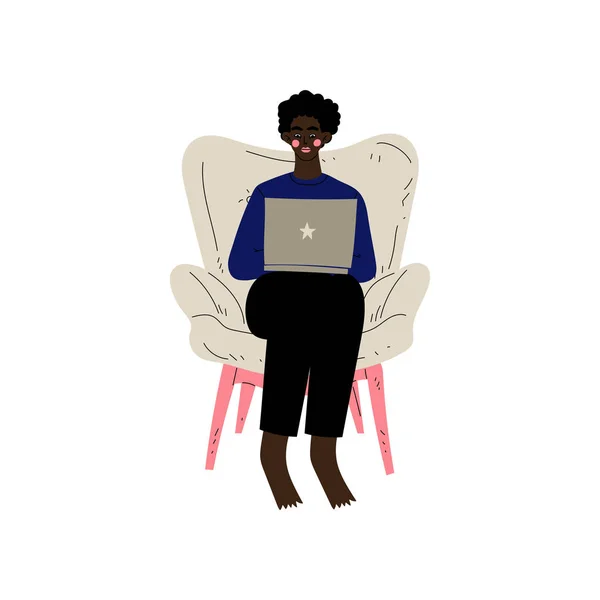 Νέος Αφρικανός Αμερικανός άνθρωπος κάθεται στην πολυθρόνα δουλεύοντας με φορητό υπολογιστή, κορίτσι που ξοδεύει το Σαββατοκύριακο στο σπίτι και χαλαρωτική απεικόνιση διάνυσμα — Διανυσματικό Αρχείο