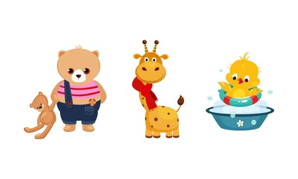 Niedliche lustige Tierfiguren in verschiedenen Aktionen, Bär mit Teddybär, Giraffe im roten Schal, Entlein beim Baden in der Vektor-Abbildung des Beckens — Stockvektor