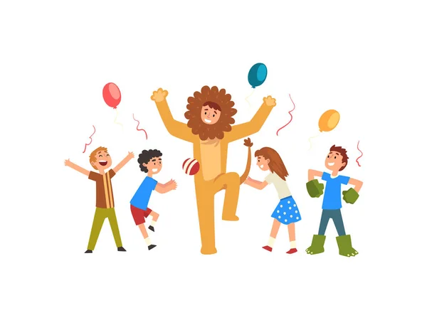 Niños felices divirtiéndose con el animador en traje de león en el cumpleaños o fiesta de carnaval, animador en traje festivo actuando antes que los niños Vector Ilustración — Archivo Imágenes Vectoriales
