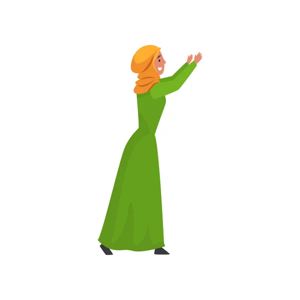 Belle femme musulmane en robe verte et hijab, fille arabe en vêtements traditionnels debout avec les bras levés Illustration vectorielle — Image vectorielle