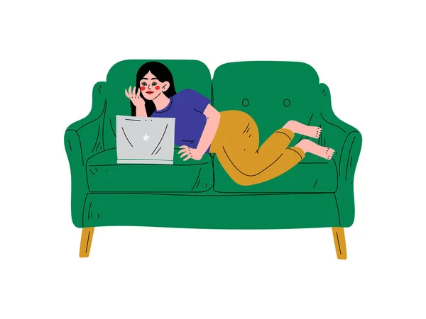 Gyönyörű Brunette Girl fekvő Sofa a laptop, fiatal nő munka vagy pihentető otthon használata számítógépes Vector illusztráció — Stock Vector