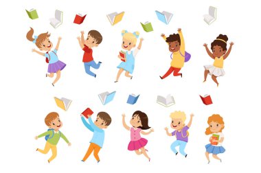 Şirin çocuk kitapları havaya kusuyor düz vektör ayarlayın. Mutlu yüzler çocuklarla. Öğrenciler İlköğretim Okulu