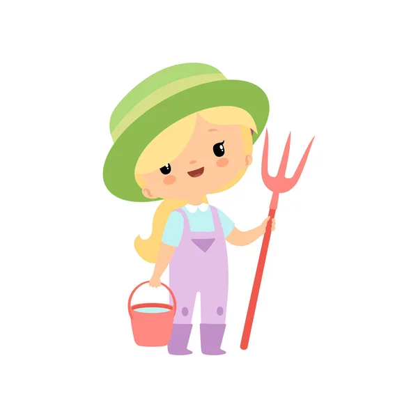 Linda chica joven en overoles, botas de goma y sombrero de pie con horquilla y cubo, ilustración de personaje de dibujos animados Farmer Girl Vector — Vector de stock