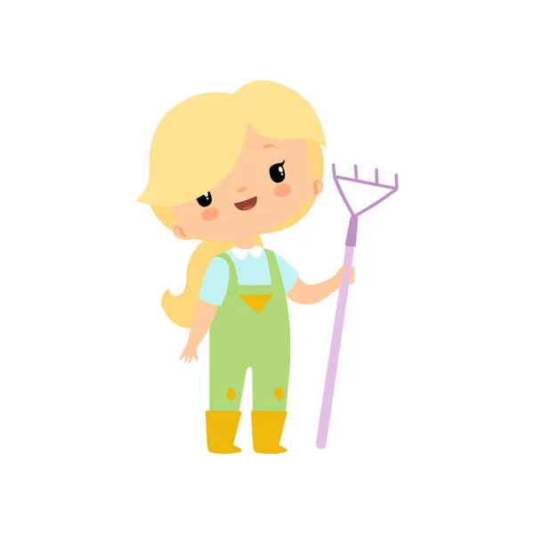 Niedliches junges Mädchen in Overalls und Gummistiefeln mit Harke, Bauernmädchen Zeichentrickfigur Vektor-Illustration — Stockvektor