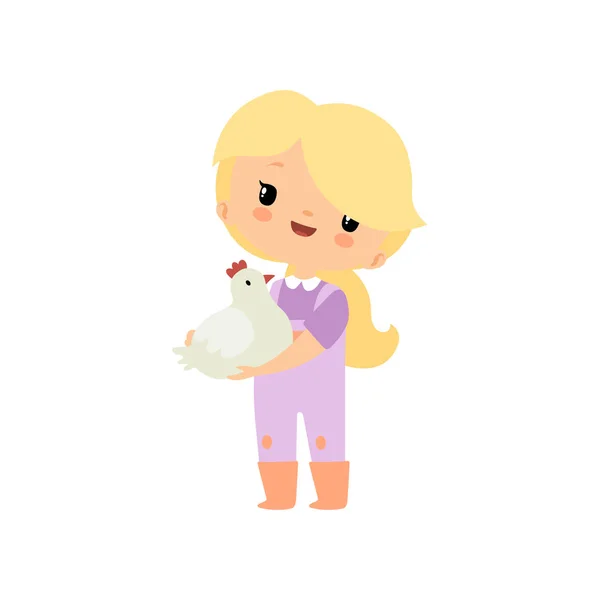 Linda chica joven en overoles y botas de goma sosteniendo pollo o gallina, ilustración de personaje de dibujos animados Farmer Girl Vector — Vector de stock