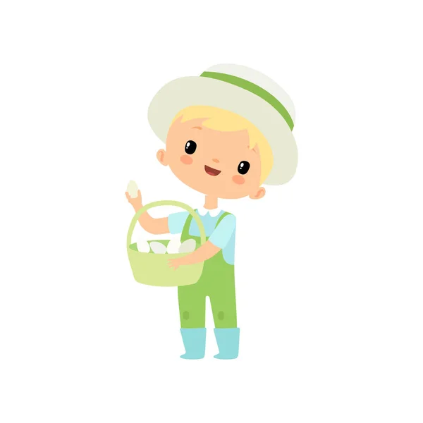 Симпатичный мальчик в комбинезоне, резиновых сапогах и шляпе с корзиной свежих яиц, персонаж молодого фермера, занятого в сельскохозяйственной деятельности — стоковый вектор