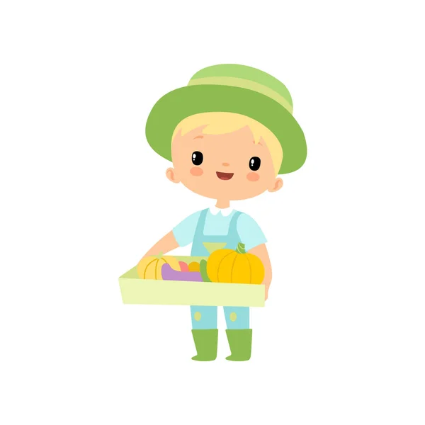 オーバーオール、ゴムブーツ、帽子の持ち物箱に新鮮な野菜がいっぱいのかわいい男の子、若い農家漫画のキャラクター収穫ベクトルイラスト — ストックベクタ