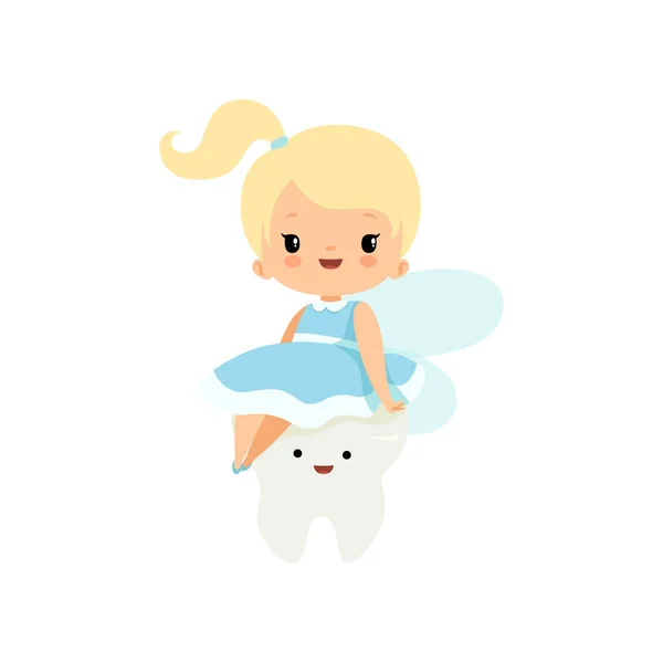 Sevimli Küçük Diş Peri Bebek Diş oturma, Lovely Blonde Fairy Girl Çizgi Film Karakteri Kanatlar Vektör İllüstrasyon ile Açık Mavi Elbise — Stok Vektör