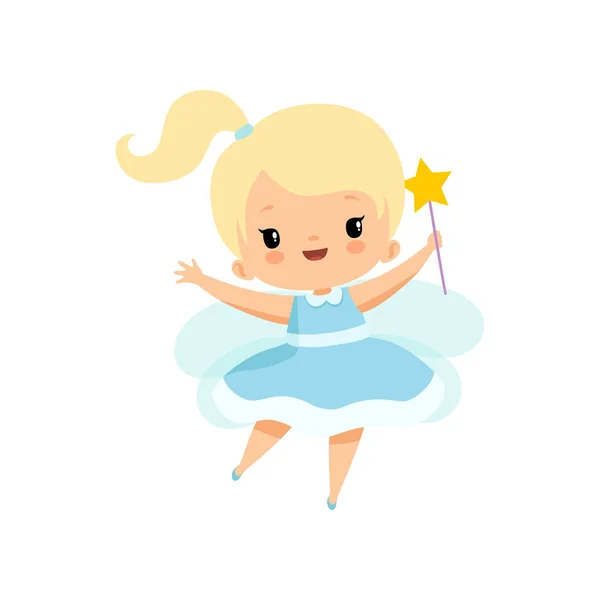 Lindo pequeño diente de hadas con varita mágica, encantador personaje de dibujos animados chica rubia en vestido azul claro con alas Vector Ilustración — Vector de stock