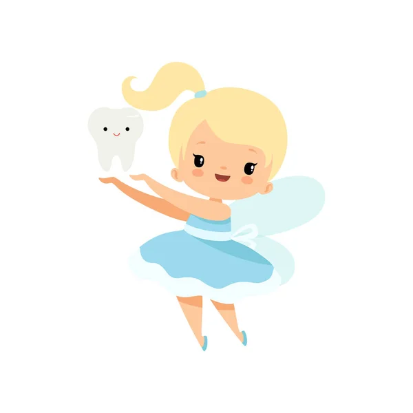 Pequeña hada de los dientes con diente de bebé, lindo personaje de dibujos animados de niña rubia en vestido azul claro con alas Vector Ilustración — Vector de stock