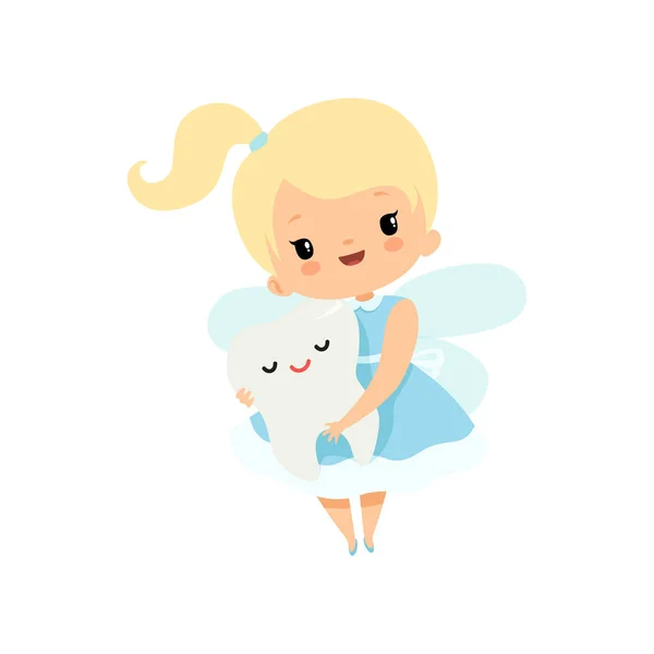 Kleine Tandenfee houden schattige baby tand, mooie blonde Fairy meisje cartoon karakter in licht blauwe jurk met vleugels vector illustratie — Stockvector