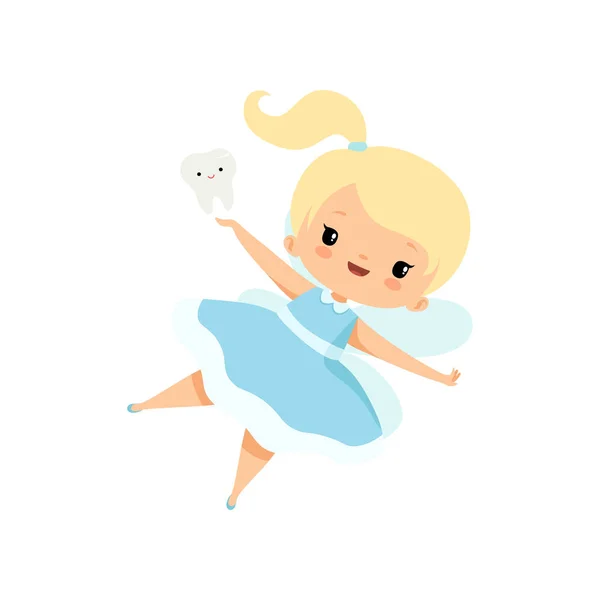 Kleine Tandenfee vliegen met baby tand, schattige blonde Fairy meisje cartoon karakter in licht blauwe jurk met vleugels vector illustratie — Stockvector