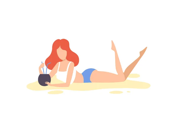 Menina bonita em roupa de banho deitada na praia e bebendo coquetel tropical, jovem mulher relaxante em férias de verão Vector Ilustração — Vetor de Stock