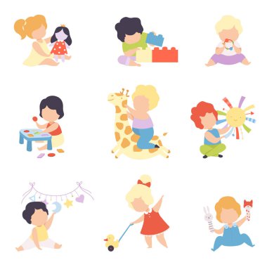 Sevimli Küçük Çocuklar Oyuncak Seti ile Oynamak, Toddler Boys ve Kızlar Doll, Bloklar, Doldurulmuş Oyuncaklar, Sorter, Çıngırak Vektör İllüstrasyon ile oynuyor
