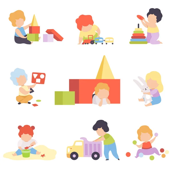 Lindos niños pequeños jugando con el conjunto de juguetes, niños pequeños y niñas jugando con pirámide, bloques, coche, clasificador, bolas Vector Ilustración — Vector de stock