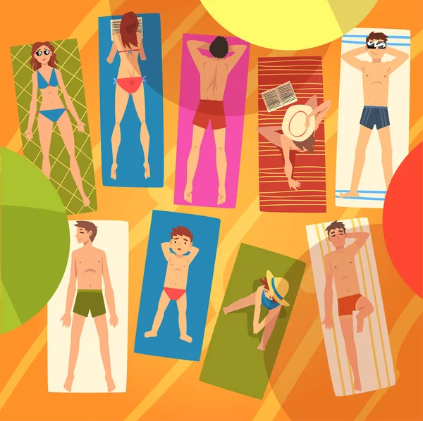 Gente tomando el sol en toallas en Sunny Beach Set, Top View of Lying Young Hombres y mujeres en trajes de baño Vector Illustration — Archivo Imágenes Vectoriales
