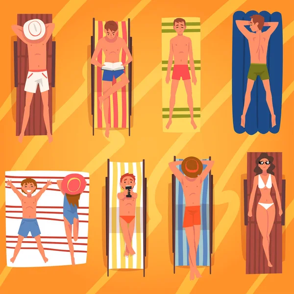 Set de toallas de playa para tomar el sol, vista superior de hombres y mujeres jóvenes acostados en trajes de baño Vector Illustration — Archivo Imágenes Vectoriales